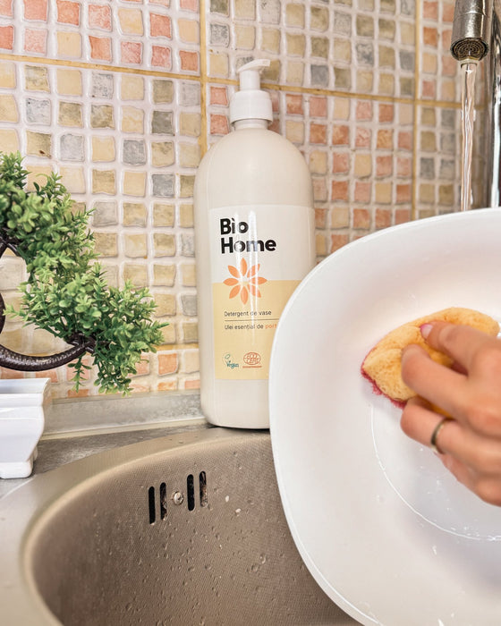 Vase spălate manual cu detergentul bio